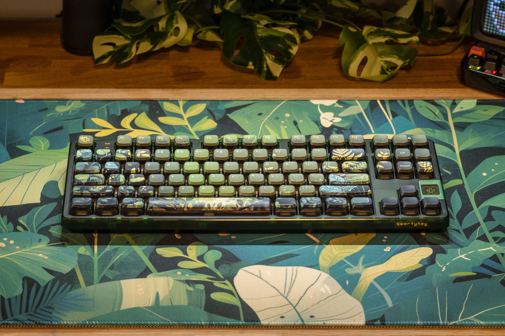 QwertyKey80 Leaf Bluetooth Wireless Hotswap RGB QMK/VIA Gasket Mounted Gaming Mechanical Keyboard with Screen
