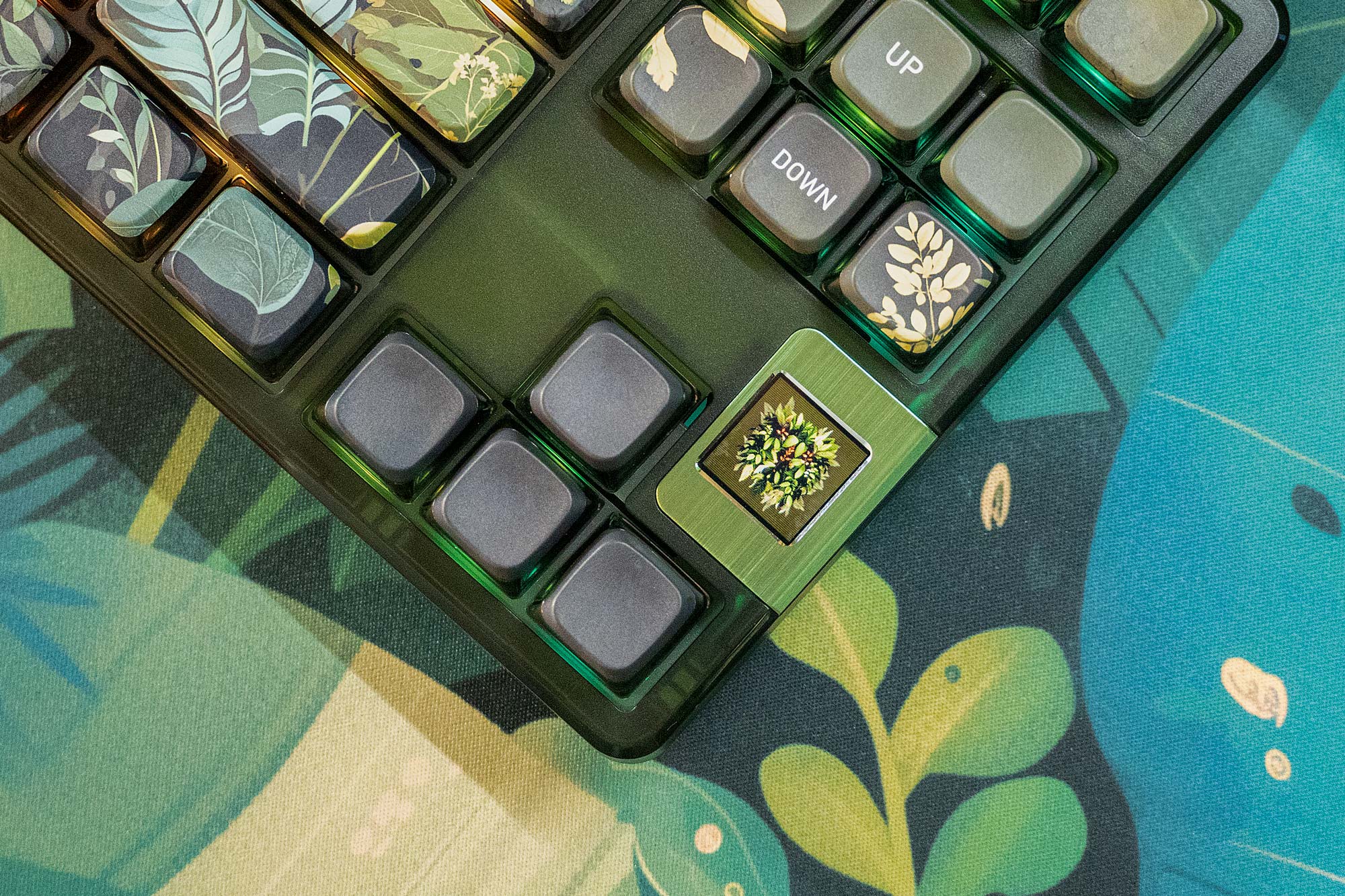 QwertyKey80 Leaf Bluetooth Wireless Hotswap RGB QMK/VIA Gasket Mounted Gaming Mechanical Keyboard with Screen