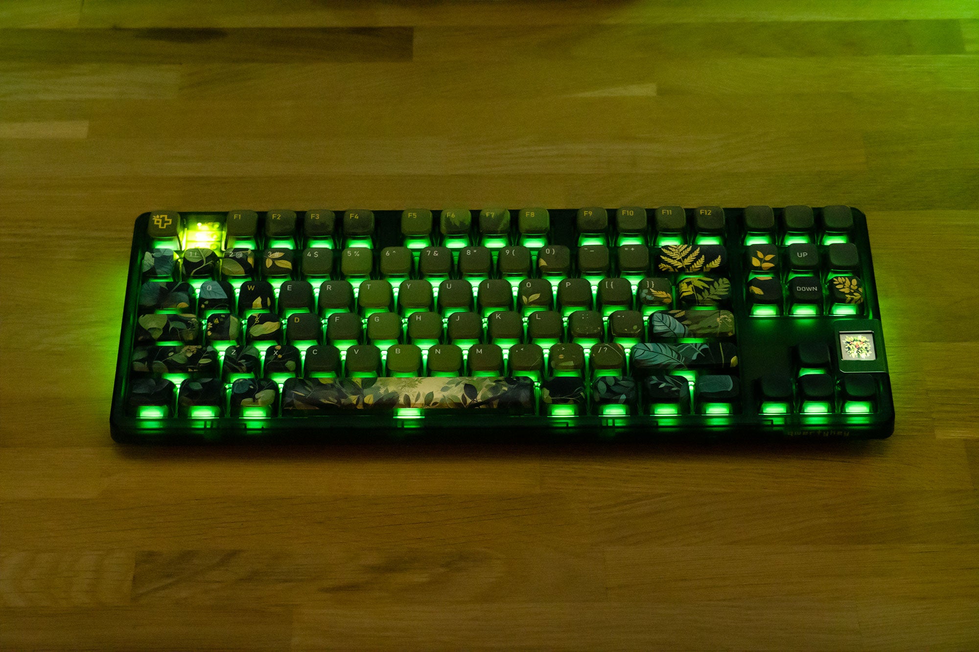 QwertyKey80 Leaf Bluetooth Wireless Hotswap RGB QMK/VIA Gasket Mounted Gaming Mechanical Keyboard with Screen