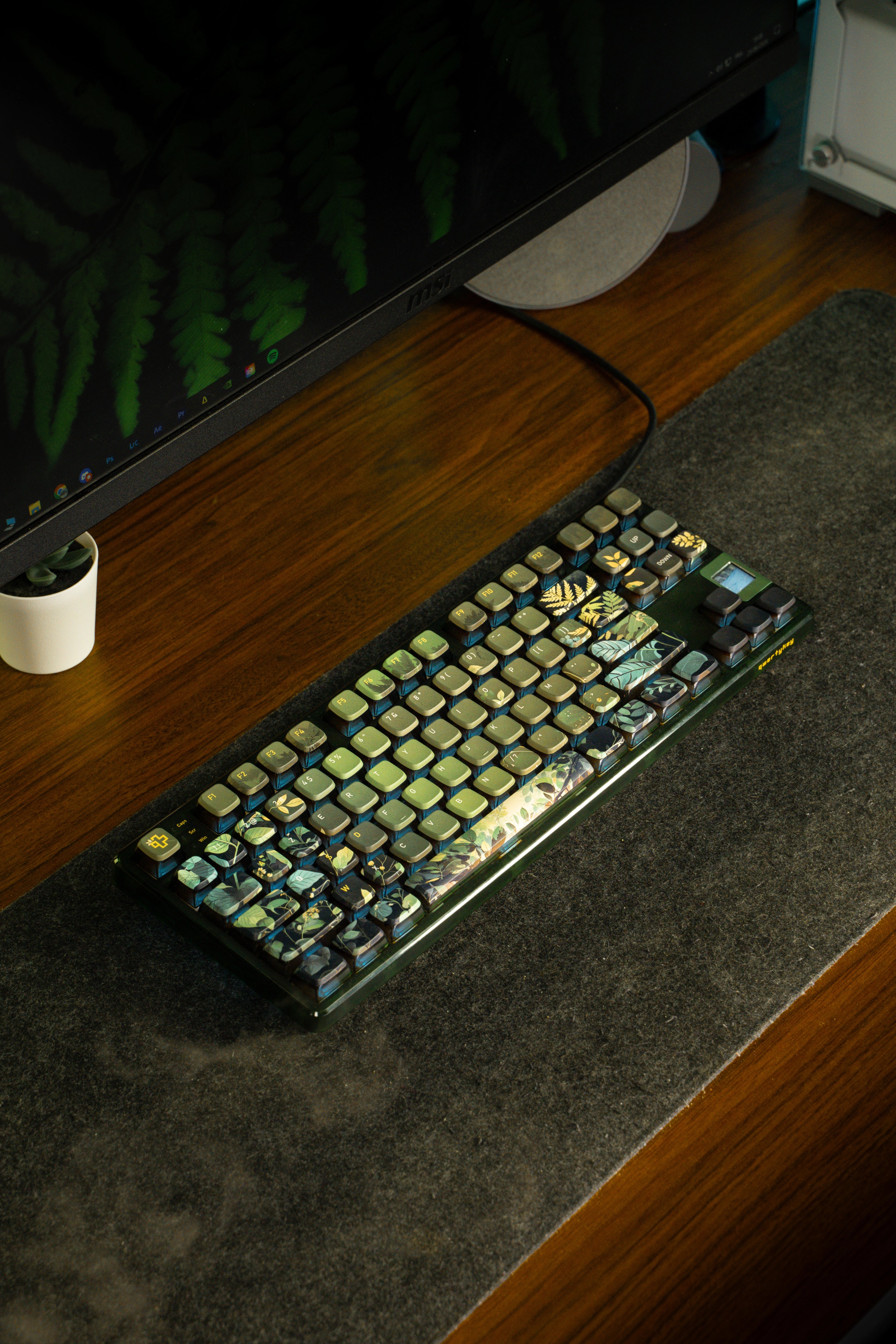 QwertyKey80 Leaf Bluetooth Wireless Hotswap RGB QMK/VIA Gasket Mounted Gaming Mechanical Keyboard with Screen