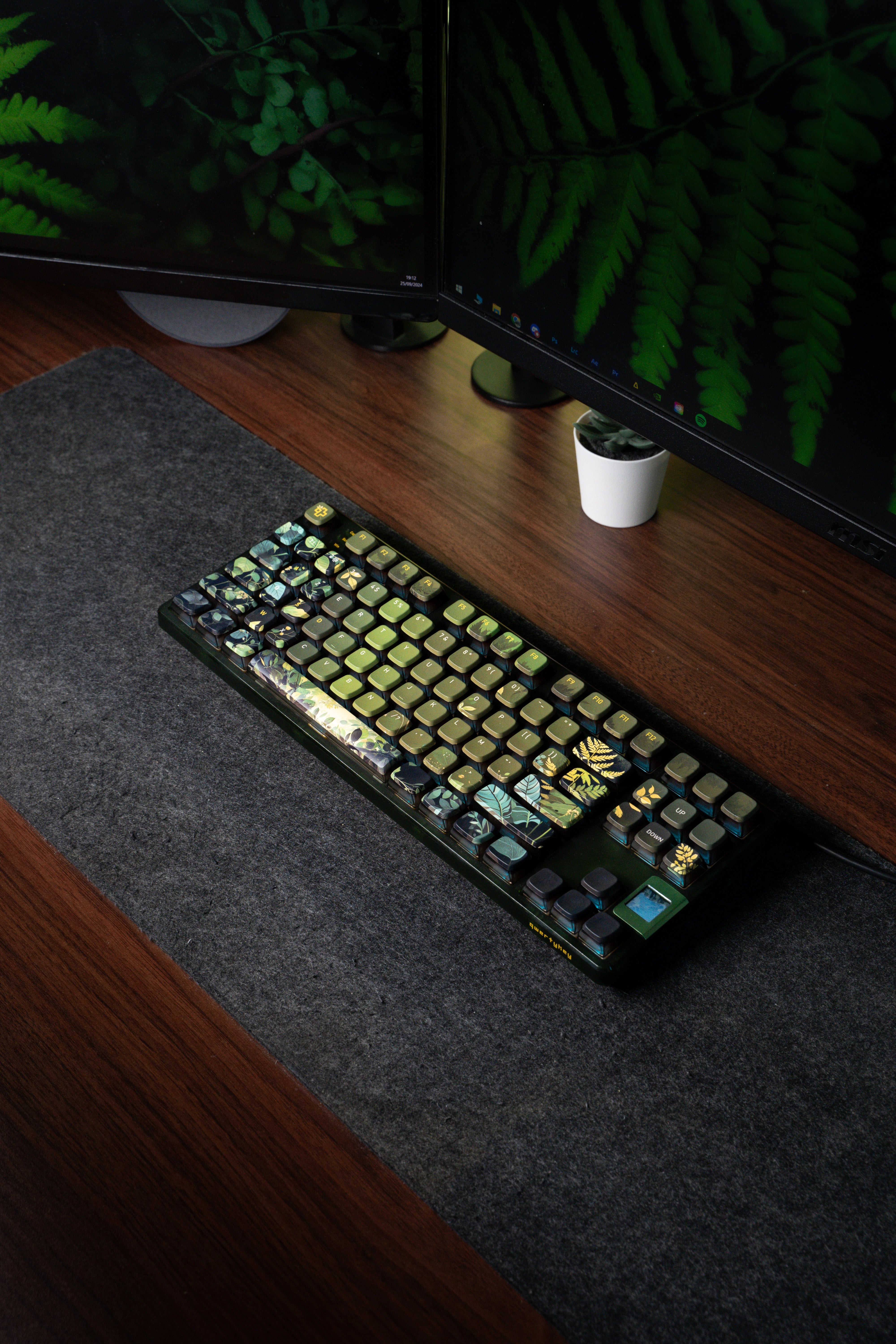 QwertyKey80 Leaf Bluetooth Wireless Hotswap RGB QMK/VIA Gasket Mounted Gaming Mechanical Keyboard with Screen