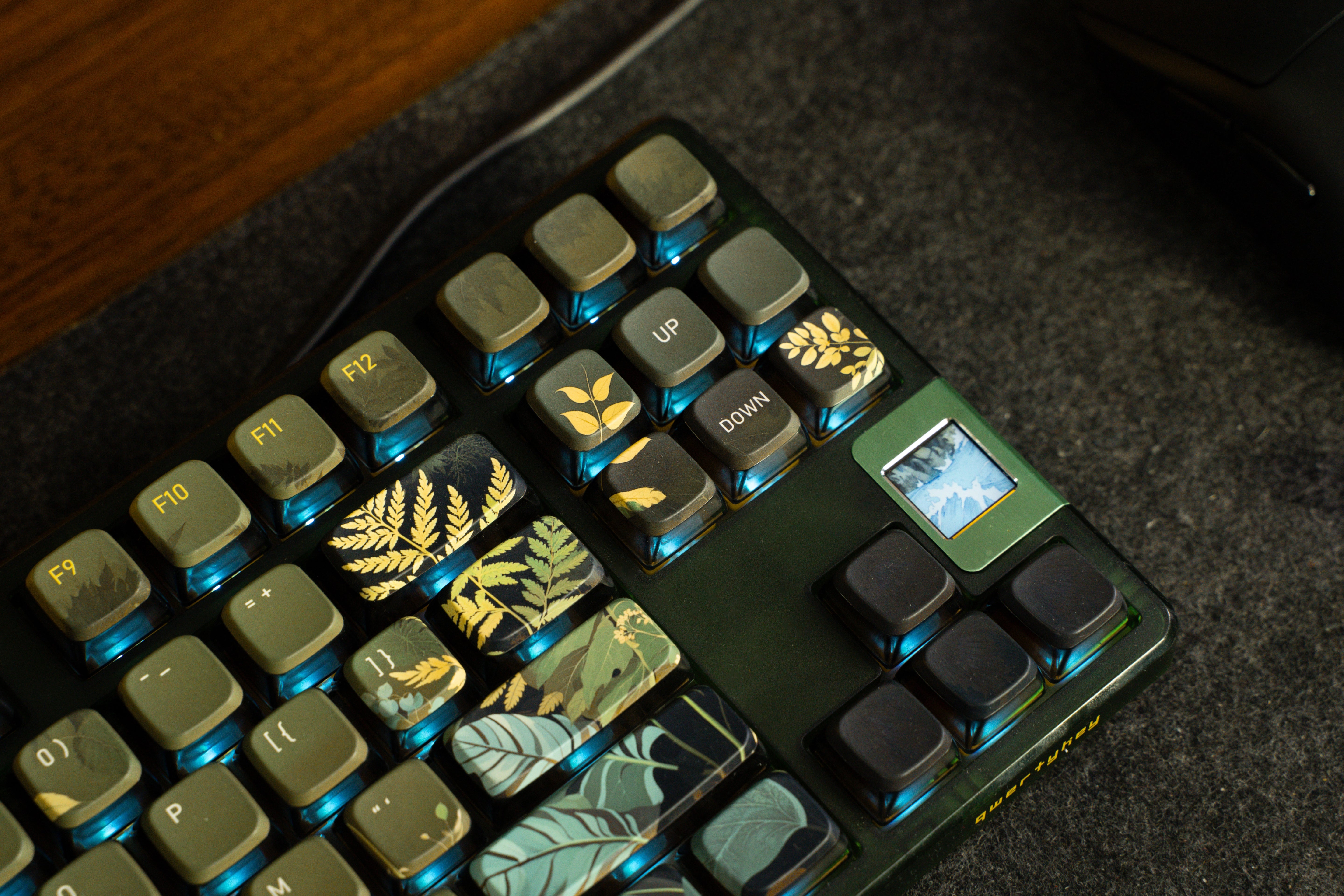 QwertyKey80 Leaf Bluetooth Wireless Hotswap RGB QMK/VIA Gasket Mounted Gaming Mechanical Keyboard with Screen
