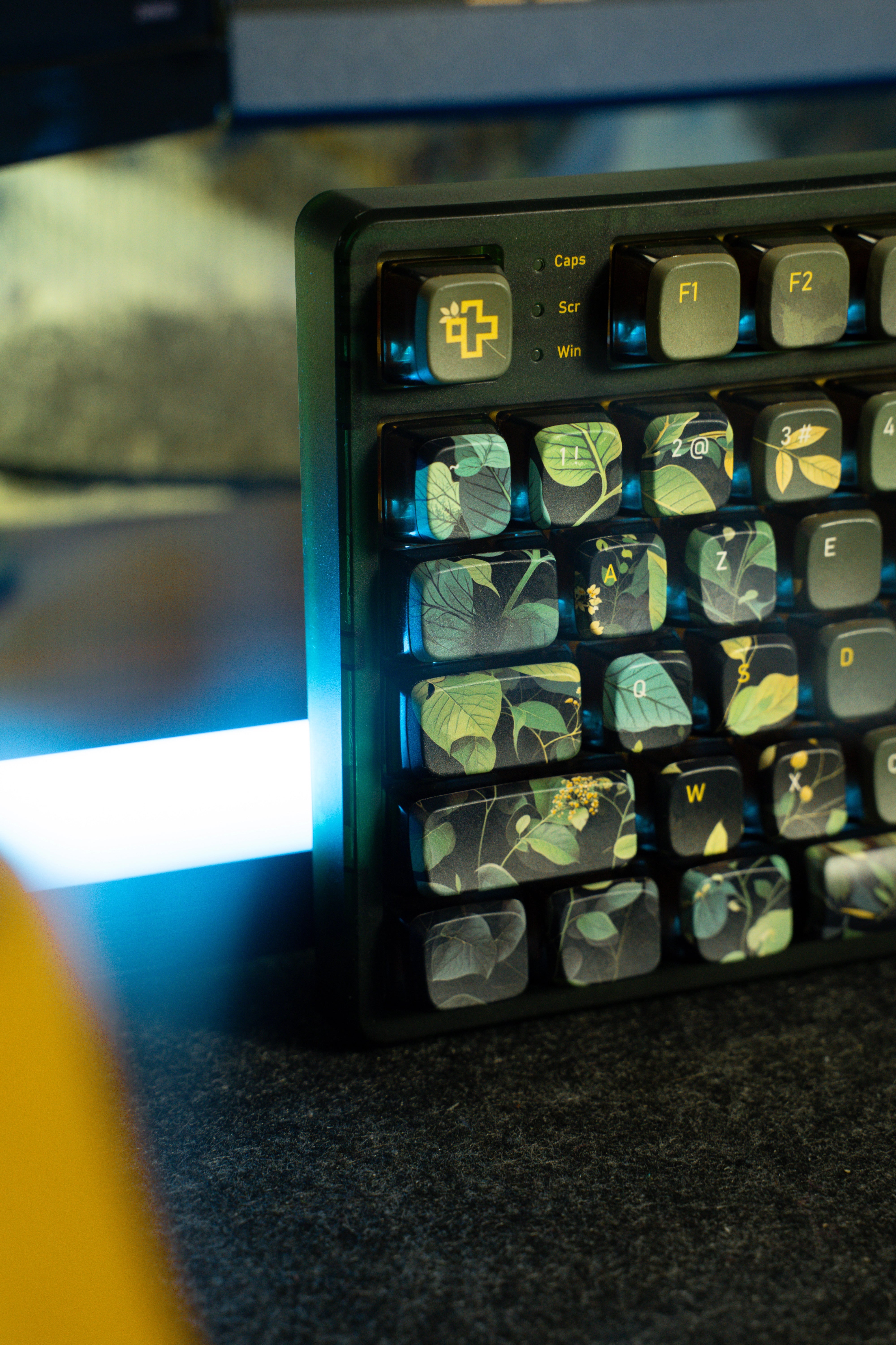 QwertyKey80 Leaf Bluetooth Wireless Hotswap RGB QMK/VIA Gasket Mounted Tastatura Mecanica Gaming cu Ecran
