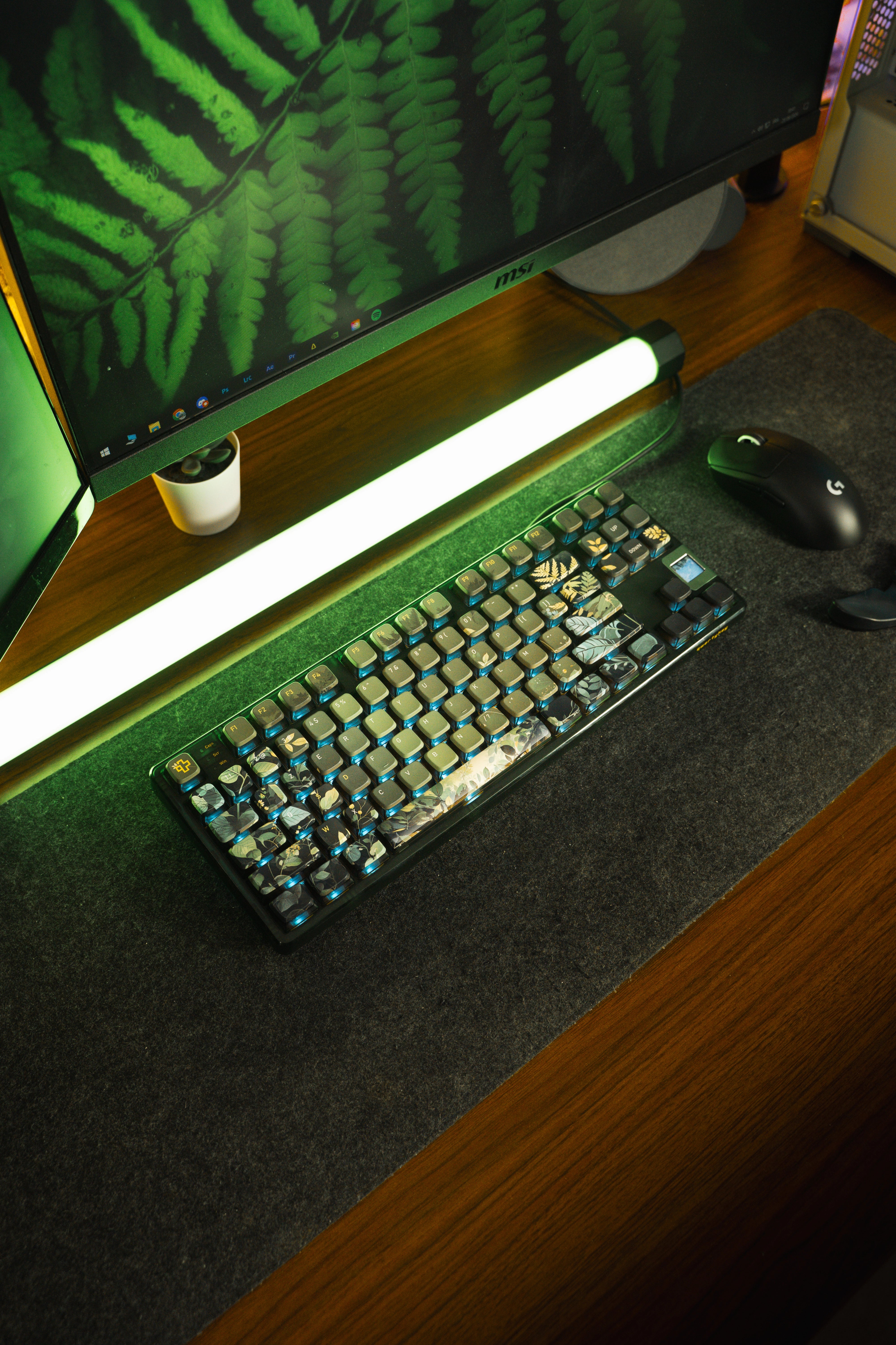 QwertyKey80 Leaf Bluetooth Wireless Hotswap RGB QMK/VIA Gasket Mounted Gaming Mechanical Keyboard with Screen