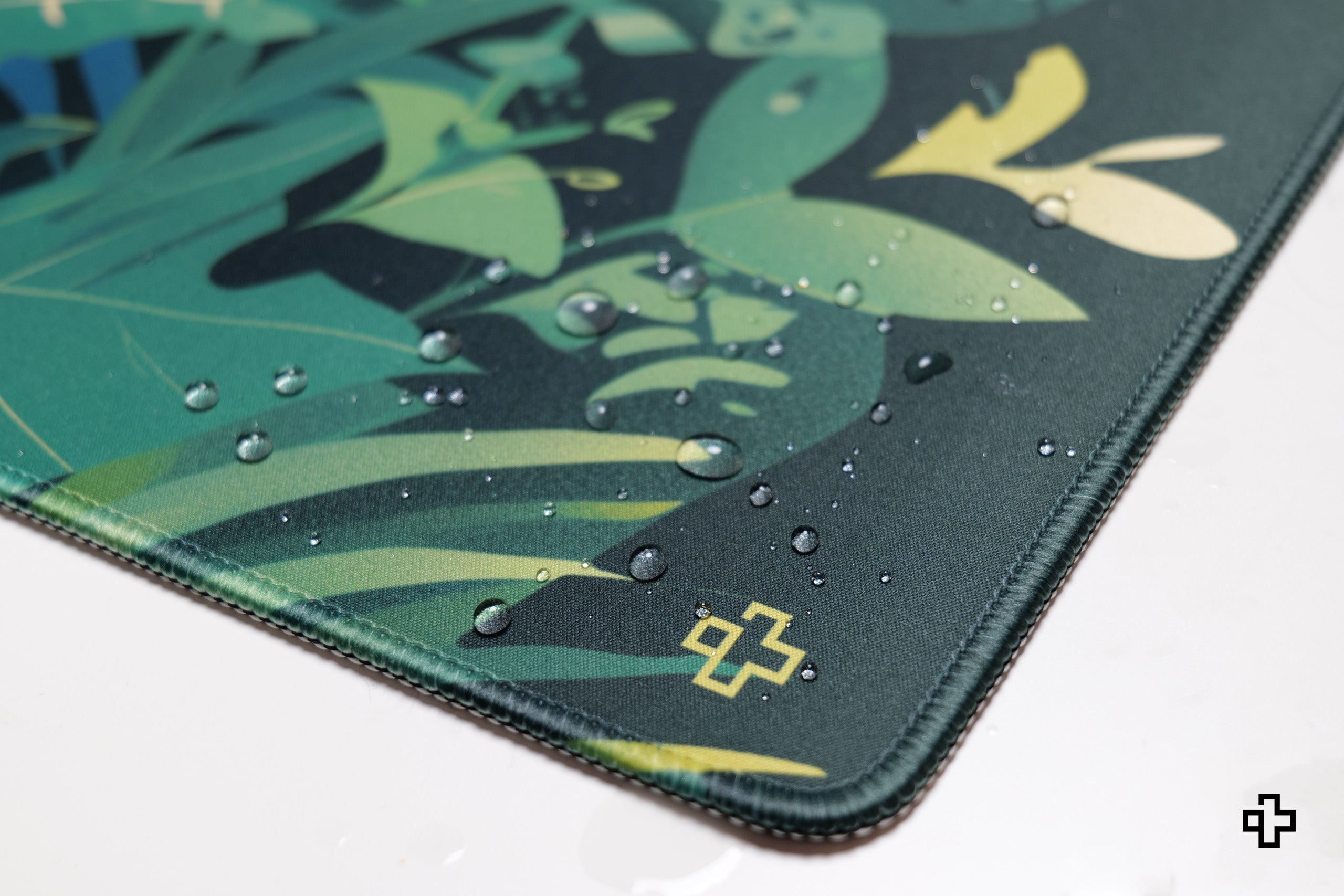 Deskmat Mousepad QwertyKey Leaf 4mm stitched edges