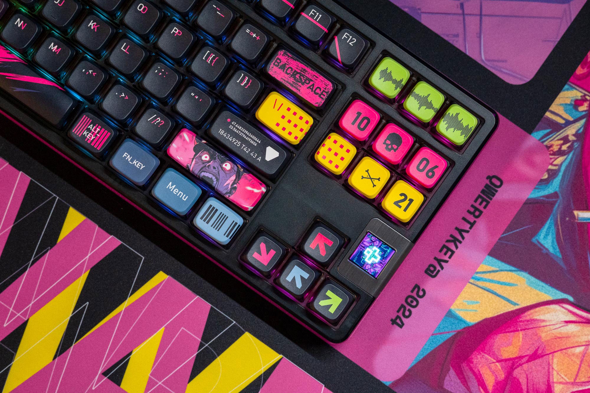 QwertyKey80 War Bluetooth Wireless Hotswap RGB QMK/VIA Gasket Mounted Gaming Mechanical Keyboard with Screen