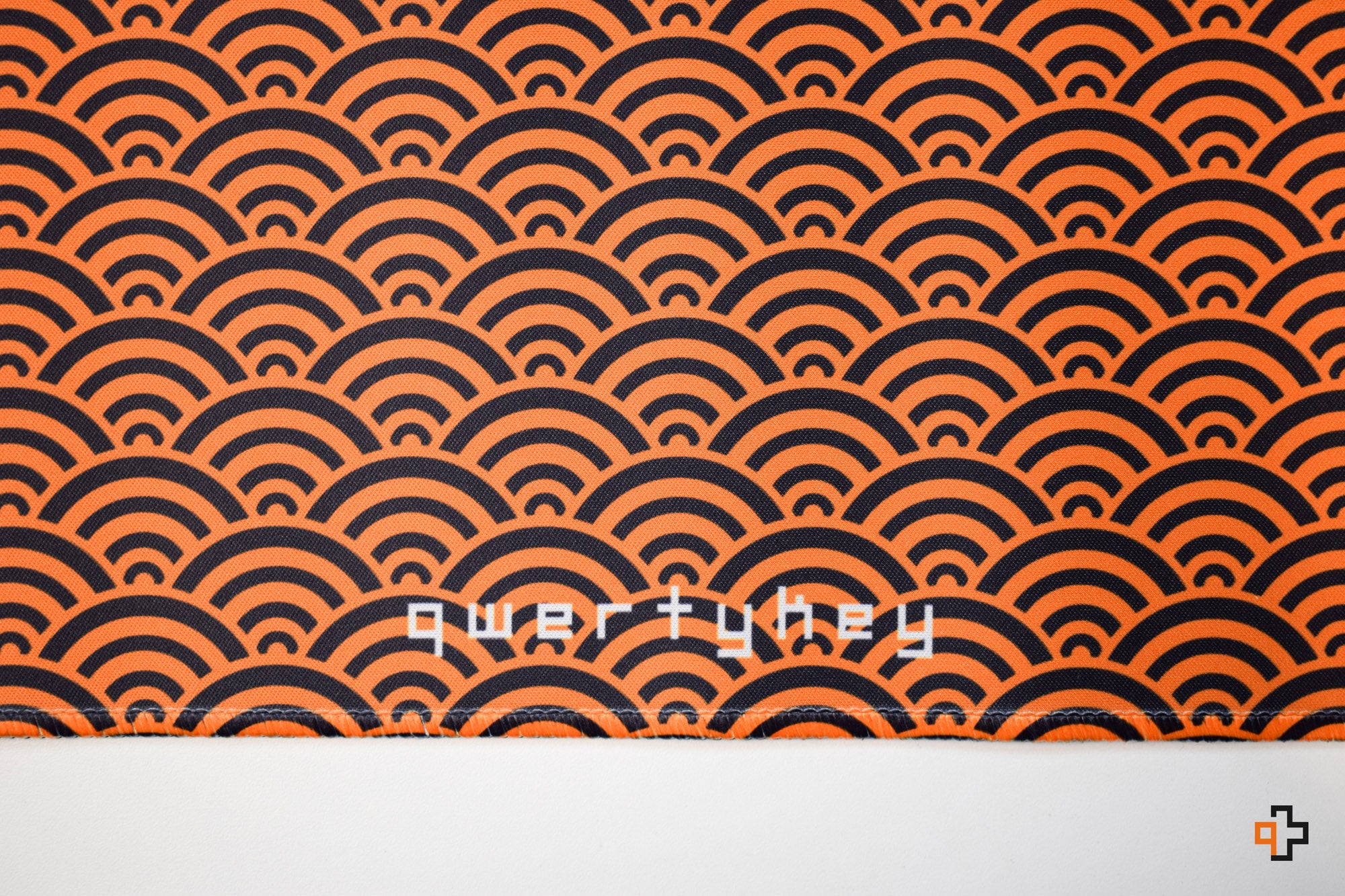 Deskmat Mousepad QwertyKey Orange Waves 4mm margini cusute - QwertyKey