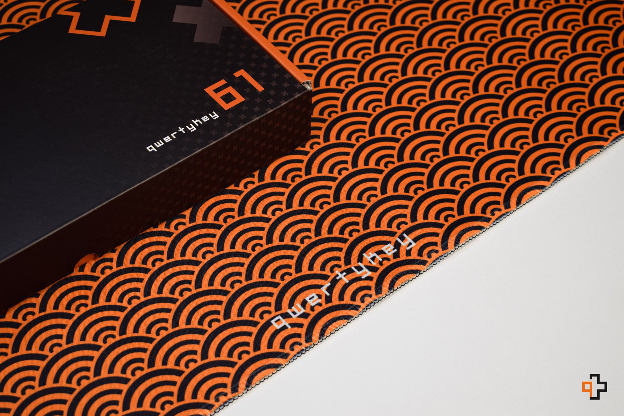 Deskmat Mousepad QwertyKey Orange Waves 4mm margini cusute - QwertyKey